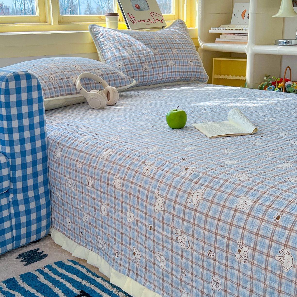 91家纺网 家纺一手货源 找家纺 默忆 2026新款亲肤舒适双层纱花边宽床盖 蓝格小熊