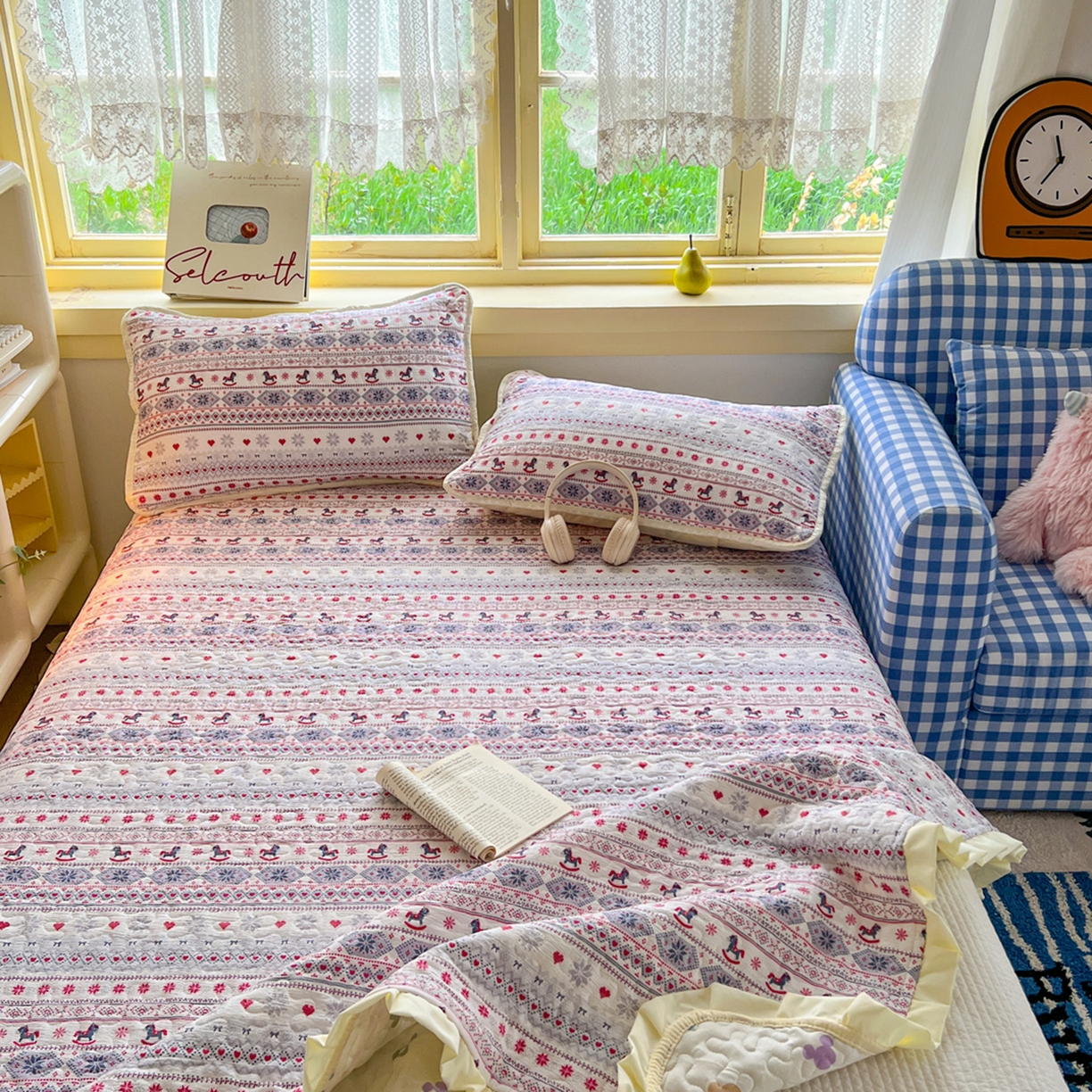 91家纺网 家纺一手货源 找家纺 默忆 2026新款亲肤舒适双层纱花边宽床盖 马到成功