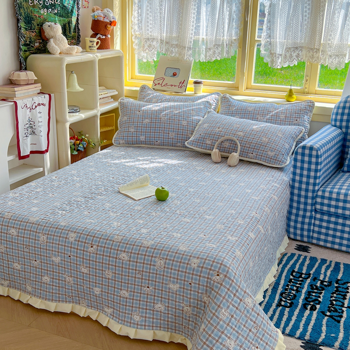 91家纺网 家纺一手货源 找家纺 默忆 2026新款亲肤舒适双层纱花边宽床盖 蓝格小熊