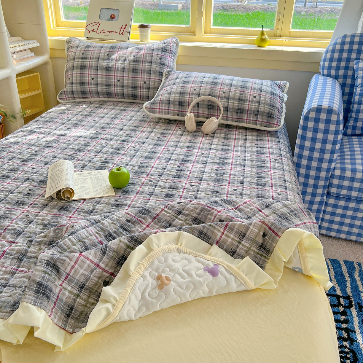 91家纺网 家纺一手货源 找家纺 默忆 2026新款亲肤舒适双层纱花边宽床盖 灰格爱心