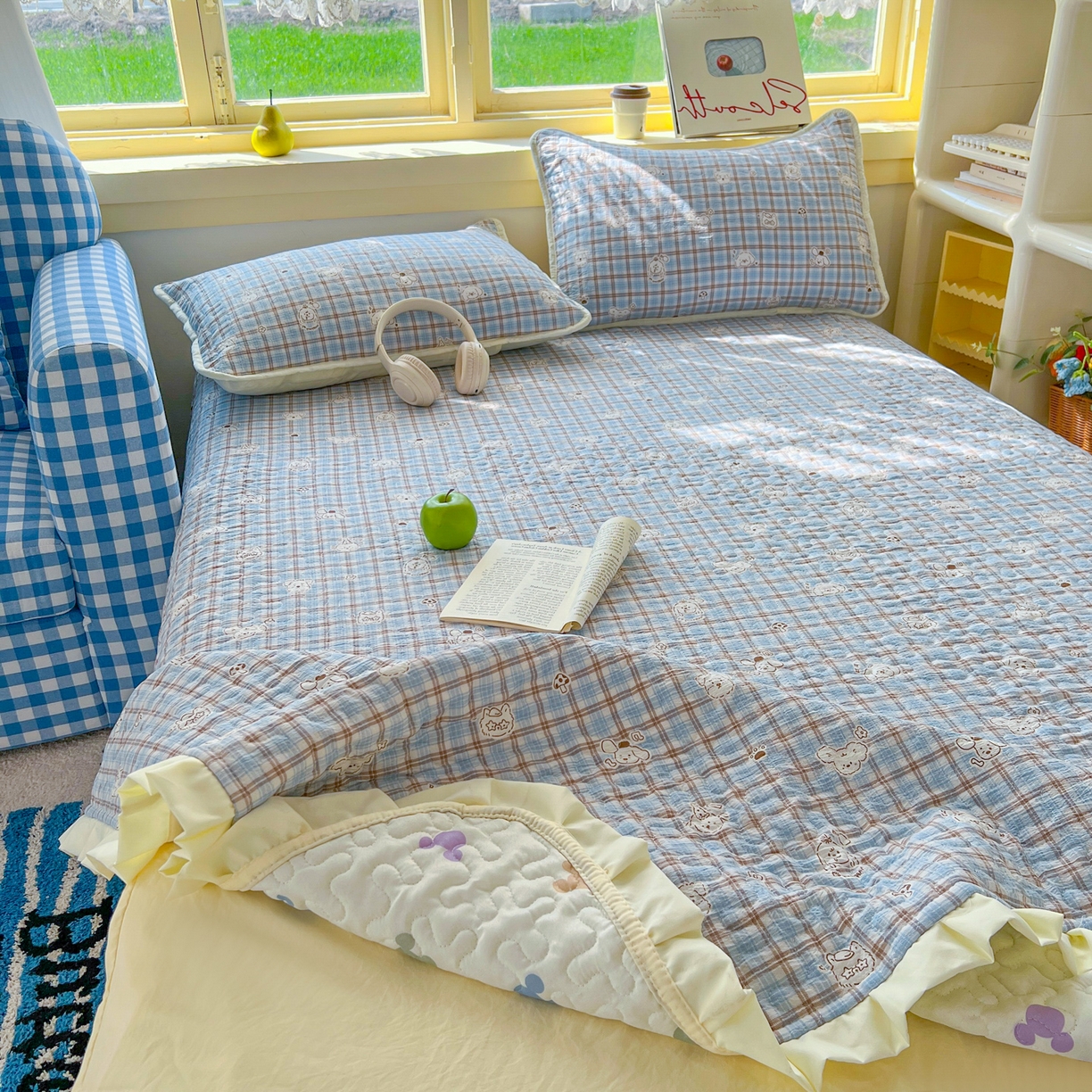 91家纺网 家纺一手货源 找家纺 默忆 2026新款亲肤舒适双层纱花边宽床盖 蓝格小熊