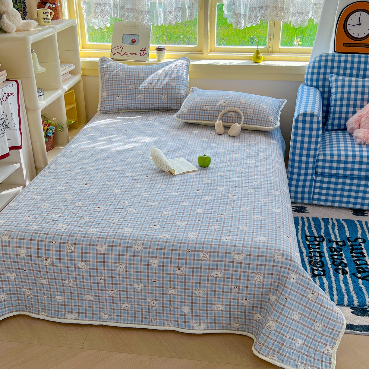 91家纺网 家纺一手货源 找家纺 默忆 2026新款亲肤舒适双层纱花边宽床盖 蓝格小熊