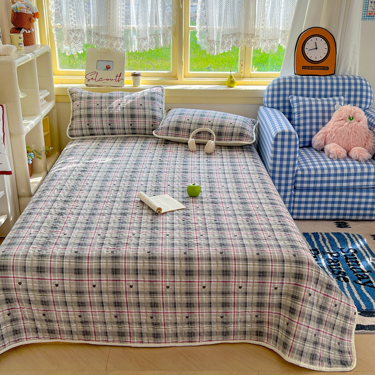 91家纺网 家纺一手货源 找家纺 默忆 2026新款亲肤舒适双层纱花边宽床盖 灰格爱心