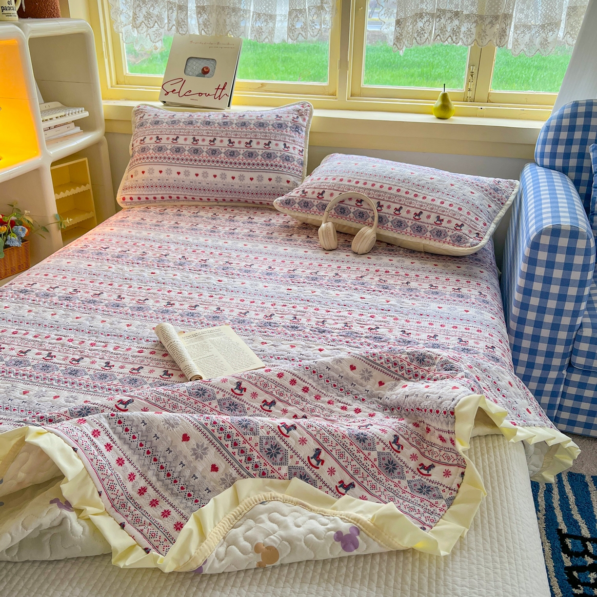 91家纺网 家纺一手货源 找家纺 默忆 2026新款亲肤舒适双层纱花边宽床盖 马到成功