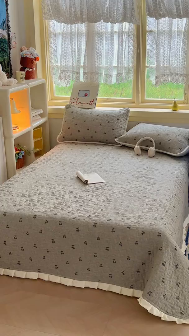 91家纺网 家纺一手货源 找家纺 默忆 2026新款亲肤舒适双层纱花边宽床盖 樱桃曼舞