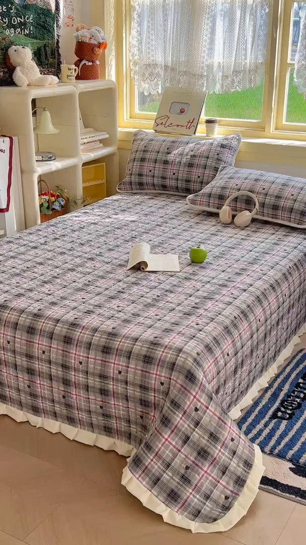 91家纺网 家纺一手货源 找家纺 默忆 2026新款亲肤舒适双层纱花边宽床盖 灰格爱心