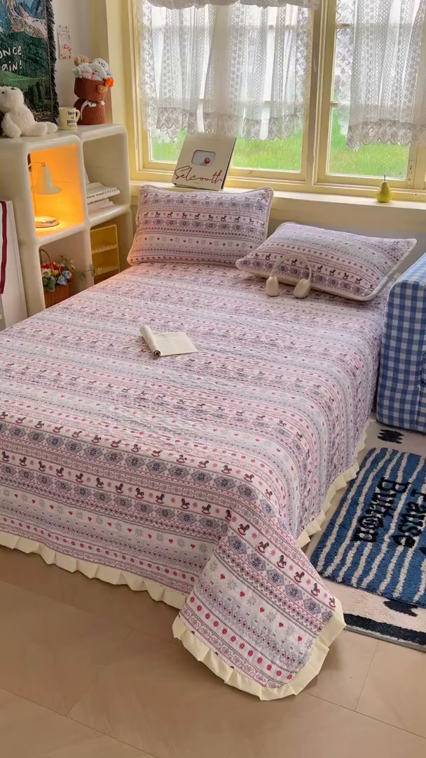 91家纺网 家纺一手货源 找家纺 默忆 2026新款亲肤舒适双层纱花边宽床盖 马到成功