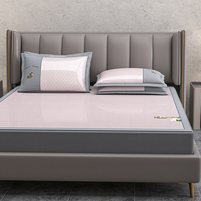 91家纺网 家纺一手货源 找家纺 （总）小牛席业 2026新款棋盘格冰丝腊肠狗贴布绣冰丝席席子凉席