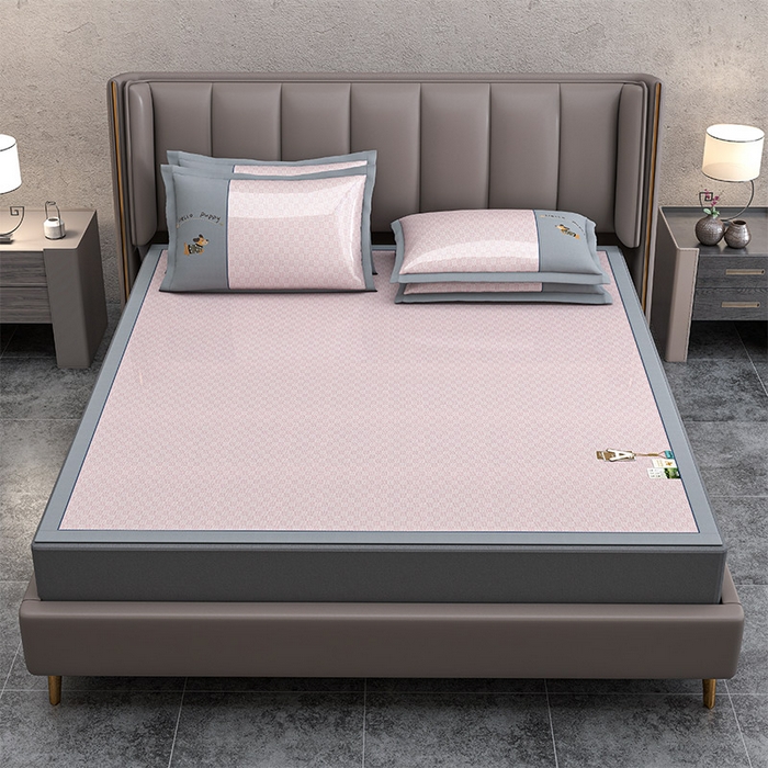 91家纺网 家纺一手货源 找家纺 （总）小牛席业 2026新款棋盘格冰丝腊肠狗贴布绣冰丝席席子凉席