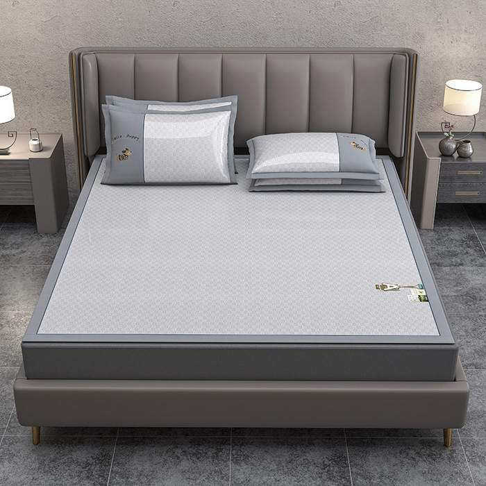 91家纺网 家纺一手货源 找家纺 （总）小牛席业 2026新款棋盘格冰丝腊肠狗贴布绣冰丝席席子凉席