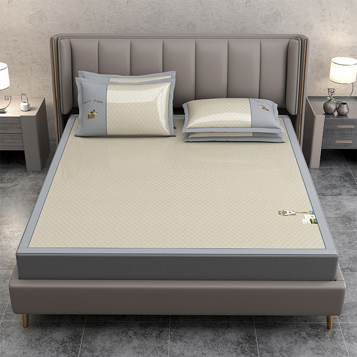 91家纺网 家纺一手货源 找家纺 （总）小牛席业 2026新款棋盘格冰丝腊肠狗贴布绣冰丝席席子凉席