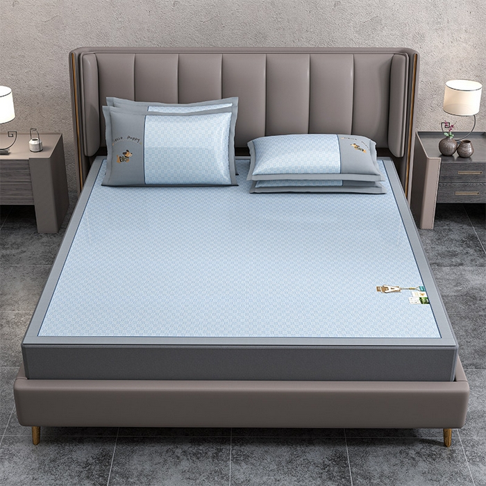 91家纺网 家纺一手货源 找家纺 （总）小牛席业 2026新款棋盘格冰丝腊肠狗贴布绣冰丝席席子凉席