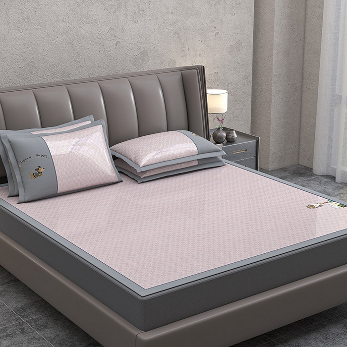 91家纺网 家纺一手货源 找家纺 小牛席业 2026新款棋盘格冰丝腊肠狗贴布绣冰丝席席子凉席 棋盘格可爱小狗冰丝席-粉色