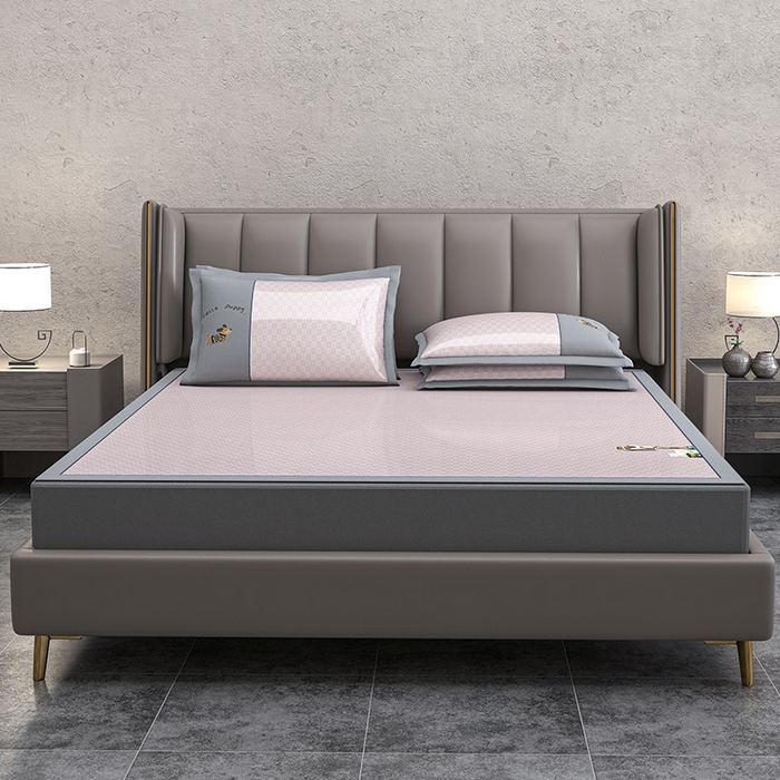 91家纺网 家纺一手货源 找家纺 小牛席业 2026新款棋盘格冰丝腊肠狗贴布绣冰丝席席子凉席 棋盘格可爱小狗冰丝席-粉色