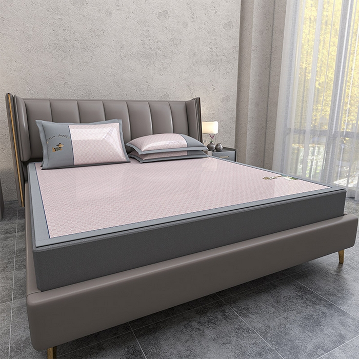 91家纺网 家纺一手货源 找家纺 小牛席业 2026新款棋盘格冰丝腊肠狗贴布绣冰丝席席子凉席 棋盘格可爱小狗冰丝席-粉色