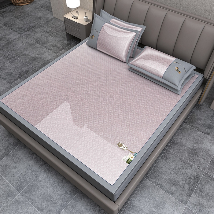 91家纺网 家纺一手货源 找家纺 小牛席业 2026新款棋盘格冰丝腊肠狗贴布绣冰丝席席子凉席 棋盘格可爱小狗冰丝席-粉色