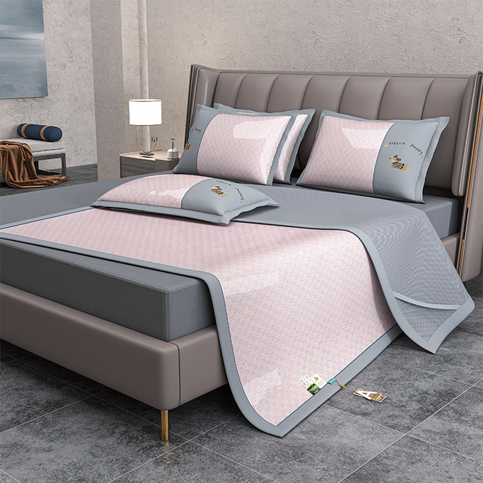 91家纺网 家纺一手货源 找家纺 小牛席业 2026新款棋盘格冰丝腊肠狗贴布绣冰丝席席子凉席 棋盘格可爱小狗冰丝席-粉色