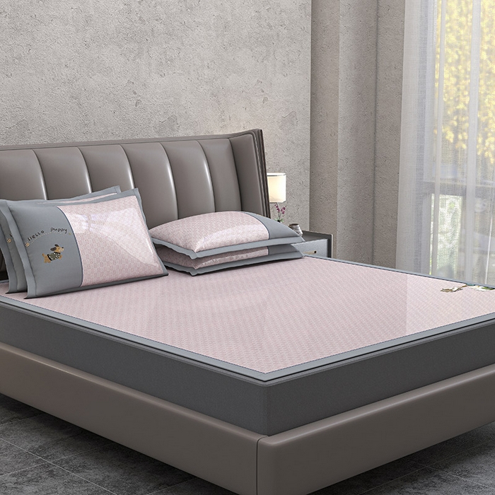 91家纺网 家纺一手货源 找家纺 小牛席业 2026新款棋盘格冰丝腊肠狗贴布绣冰丝席席子凉席 棋盘格可爱小狗冰丝席-粉色