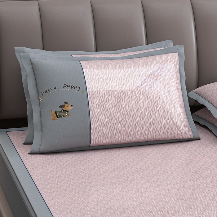 91家纺网 家纺一手货源 找家纺 小牛席业 2026新款棋盘格冰丝腊肠狗贴布绣冰丝席席子凉席 棋盘格可爱小狗冰丝席-粉色