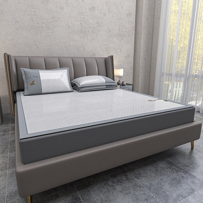 91家纺网 家纺一手货源 找家纺 小牛席业 2026新款棋盘格冰丝腊肠狗贴布绣冰丝席席子凉席 棋盘格可爱小狗冰丝席-灰色