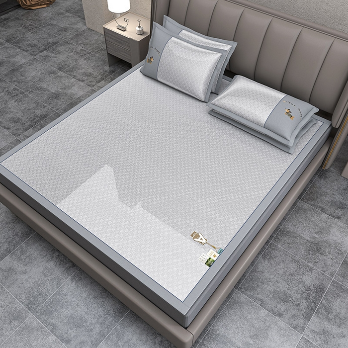 91家纺网 家纺一手货源 找家纺 小牛席业 2026新款棋盘格冰丝腊肠狗贴布绣冰丝席席子凉席 棋盘格可爱小狗冰丝席-灰色