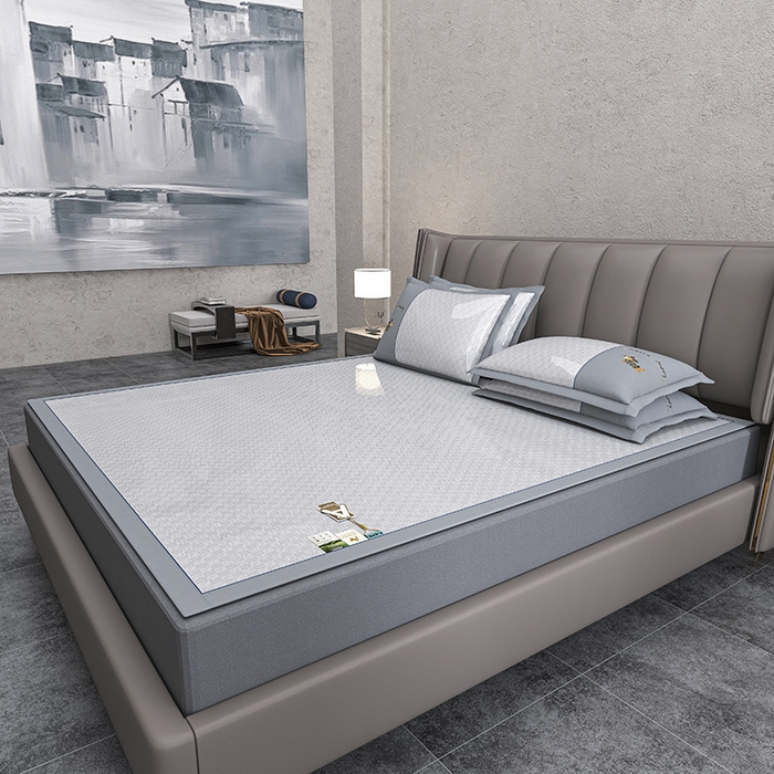 91家纺网 家纺一手货源 找家纺 小牛席业 2026新款棋盘格冰丝腊肠狗贴布绣冰丝席席子凉席 棋盘格可爱小狗冰丝席-灰色