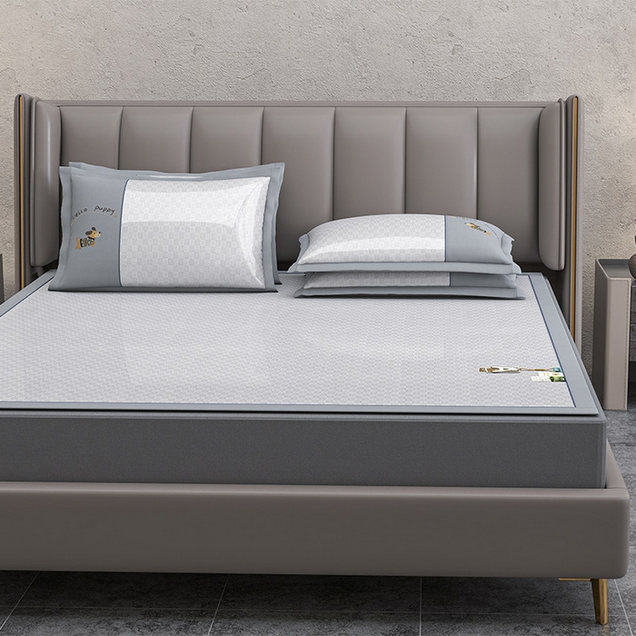 91家纺网 家纺一手货源 找家纺 小牛席业 2026新款棋盘格冰丝腊肠狗贴布绣冰丝席席子凉席 棋盘格可爱小狗冰丝席-灰色