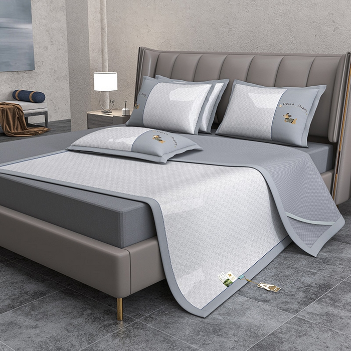 91家纺网 家纺一手货源 找家纺 小牛席业 2026新款棋盘格冰丝腊肠狗贴布绣冰丝席席子凉席 棋盘格可爱小狗冰丝席-灰色