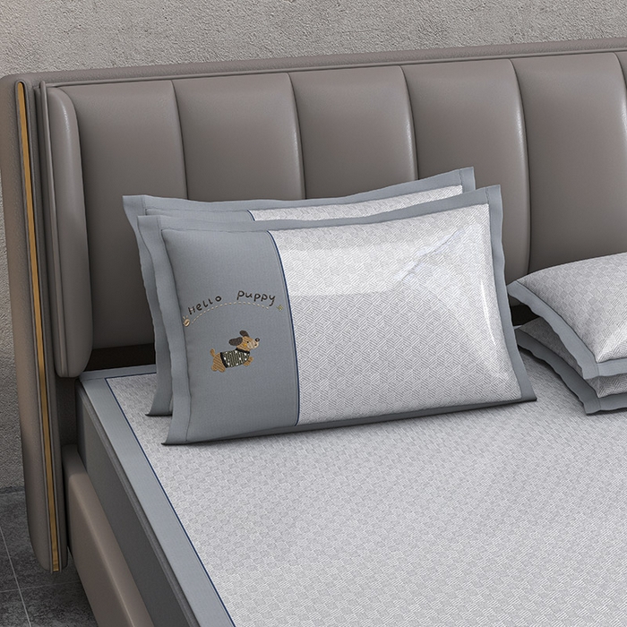 91家纺网 家纺一手货源 找家纺 小牛席业 2026新款棋盘格冰丝腊肠狗贴布绣冰丝席席子凉席 棋盘格可爱小狗冰丝席-灰色