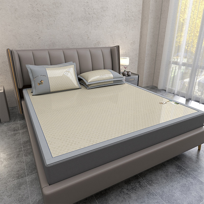 91家纺网 家纺一手货源 找家纺 小牛席业 2026新款棋盘格冰丝腊肠狗贴布绣冰丝席席子凉席 棋盘格可爱小狗冰丝席-咖色