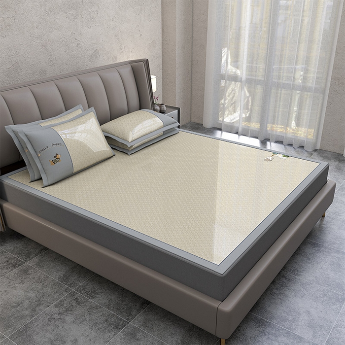 91家纺网 家纺一手货源 找家纺 小牛席业 2026新款棋盘格冰丝腊肠狗贴布绣冰丝席席子凉席 棋盘格可爱小狗冰丝席-咖色