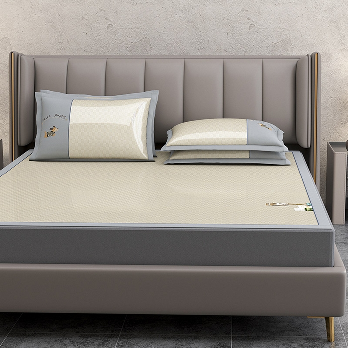 91家纺网 家纺一手货源 找家纺 小牛席业 2026新款棋盘格冰丝腊肠狗贴布绣冰丝席席子凉席 棋盘格可爱小狗冰丝席-咖色