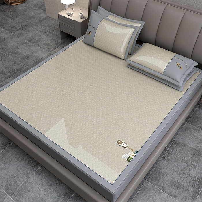 91家纺网 家纺一手货源 找家纺 小牛席业 2026新款棋盘格冰丝腊肠狗贴布绣冰丝席席子凉席 棋盘格可爱小狗冰丝席-咖色