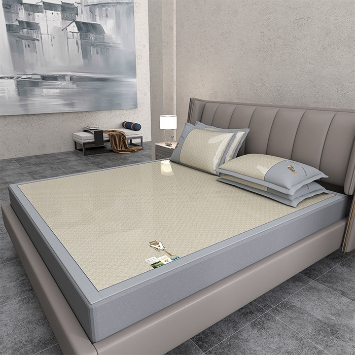 91家纺网 家纺一手货源 找家纺 小牛席业 2026新款棋盘格冰丝腊肠狗贴布绣冰丝席席子凉席 棋盘格可爱小狗冰丝席-咖色