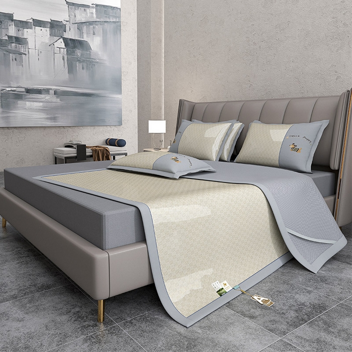 91家纺网 家纺一手货源 找家纺 小牛席业 2026新款棋盘格冰丝腊肠狗贴布绣冰丝席席子凉席 棋盘格可爱小狗冰丝席-咖色