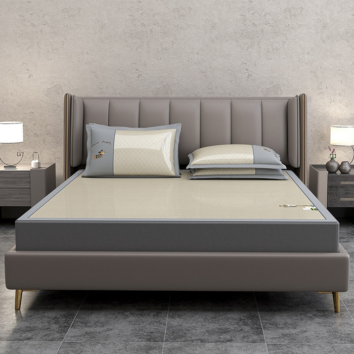 91家纺网 家纺一手货源 找家纺 小牛席业 2026新款棋盘格冰丝腊肠狗贴布绣冰丝席席子凉席 棋盘格可爱小狗冰丝席-咖色