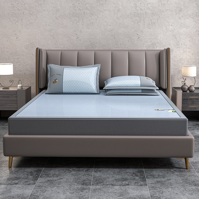 91家纺网 家纺一手货源 找家纺 小牛席业 2026新款棋盘格冰丝腊肠狗贴布绣冰丝席席子凉席 棋盘格可爱小狗冰丝席-蓝色