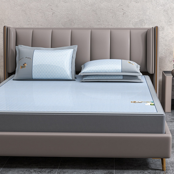 91家纺网 家纺一手货源 找家纺 小牛席业 2026新款棋盘格冰丝腊肠狗贴布绣冰丝席席子凉席 棋盘格可爱小狗冰丝席-蓝色