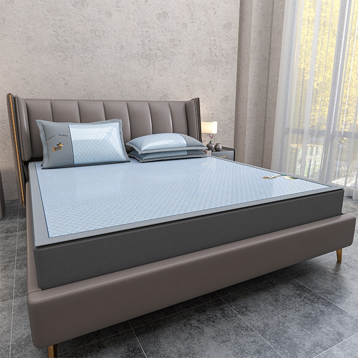 91家纺网 家纺一手货源 找家纺 小牛席业 2026新款棋盘格冰丝腊肠狗贴布绣冰丝席席子凉席 棋盘格可爱小狗冰丝席-蓝色