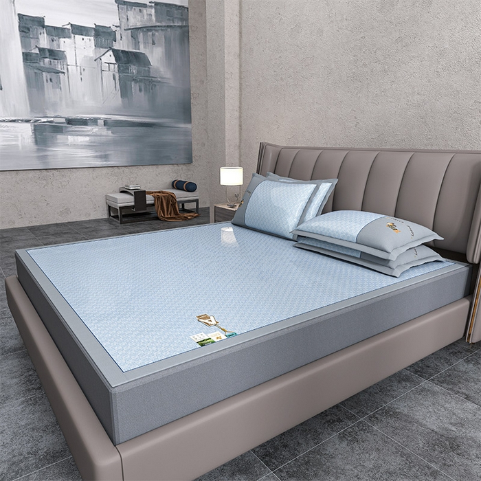 91家纺网 家纺一手货源 找家纺 小牛席业 2026新款棋盘格冰丝腊肠狗贴布绣冰丝席席子凉席 棋盘格可爱小狗冰丝席-蓝色