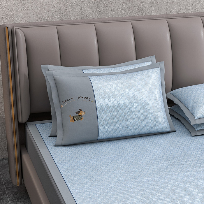 91家纺网 家纺一手货源 找家纺 小牛席业 2026新款棋盘格冰丝腊肠狗贴布绣冰丝席席子凉席 棋盘格可爱小狗冰丝席-蓝色