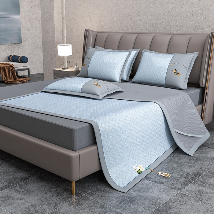 91家纺网 家纺一手货源 找家纺 小牛席业 2026新款棋盘格冰丝腊肠狗贴布绣冰丝席席子凉席 棋盘格可爱小狗冰丝席-蓝色