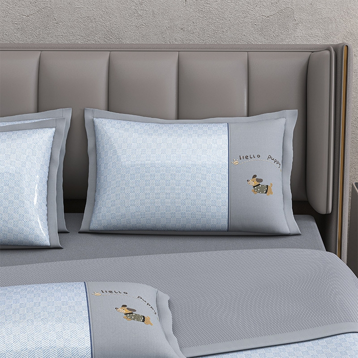 91家纺网 家纺一手货源 找家纺 小牛席业 2026新款棋盘格冰丝腊肠狗贴布绣冰丝席席子凉席 棋盘格可爱小狗冰丝席-蓝色