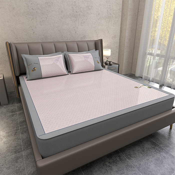 91家纺网 家纺一手货源 找家纺 （总）小牛席业 2026新款棋盘格冰丝腊肠狗贴布绣冰丝席席子凉席-床笠款