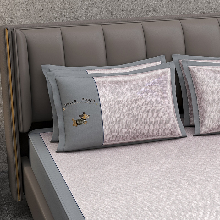 91家纺网 家纺一手货源 找家纺 （总）小牛席业 2026新款棋盘格冰丝腊肠狗贴布绣冰丝席席子凉席-床笠款