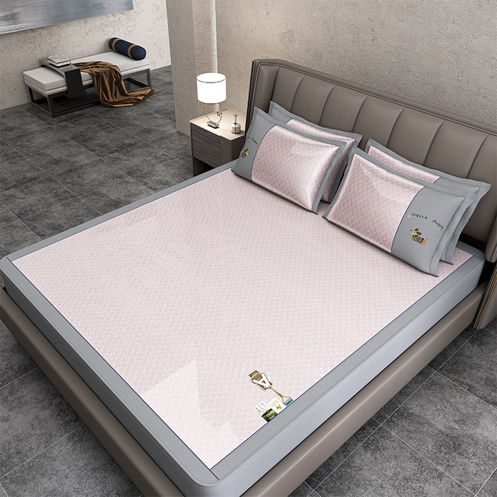 91家纺网 家纺一手货源 找家纺 （总）小牛席业 2026新款棋盘格冰丝腊肠狗贴布绣冰丝席席子凉席-床笠款