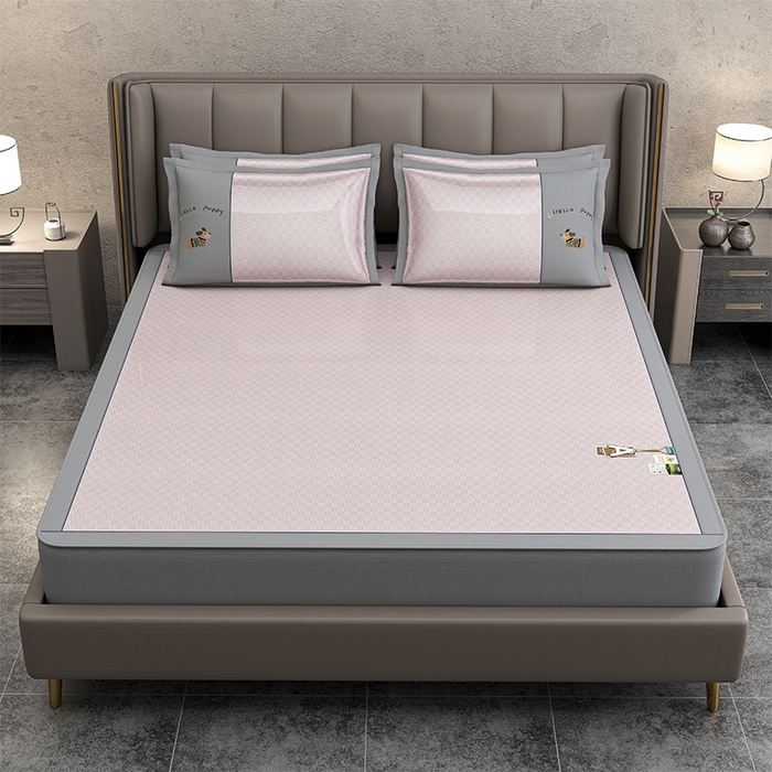 91家纺网 家纺一手货源 找家纺 （总）小牛席业 2026新款棋盘格冰丝腊肠狗贴布绣冰丝席席子凉席-床笠款