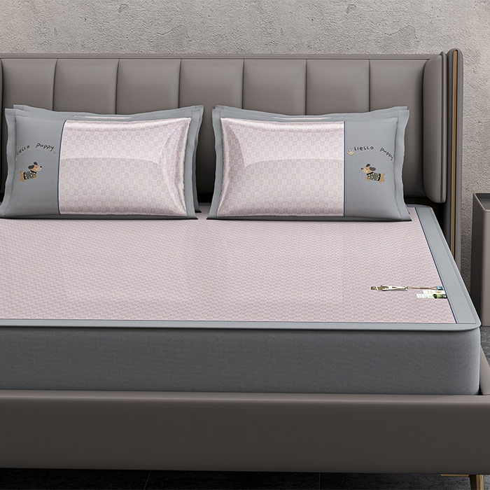 91家纺网 家纺一手货源 找家纺 （总）小牛席业 2026新款棋盘格冰丝腊肠狗贴布绣冰丝席席子凉席-床笠款