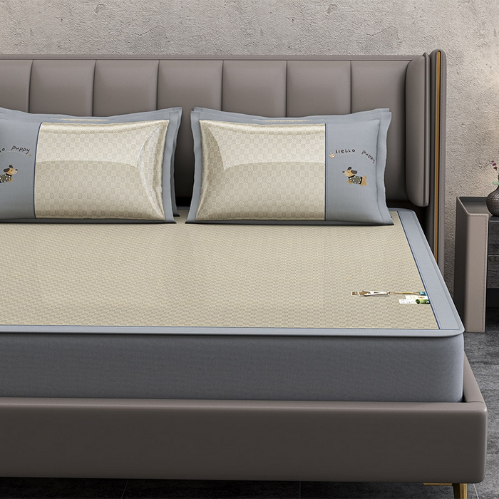 91家纺网 家纺一手货源 找家纺 （总）小牛席业 2026新款棋盘格冰丝腊肠狗贴布绣冰丝席席子凉席-床笠款