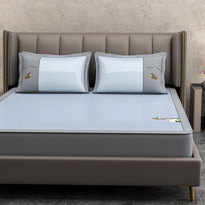 91家纺网 家纺一手货源 找家纺 （总）小牛席业 2026新款棋盘格冰丝腊肠狗贴布绣冰丝席席子凉席-床笠款